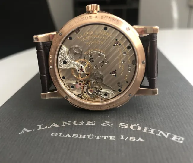 Live-Bild der A. Lange & Söhne Lange 1 Zeitzone mit dem neuen Manufakturkaliber Live-Bild der A. Lange & Söhne Lange 1 Zeitzone mit dem neuen Manufakturkaliber