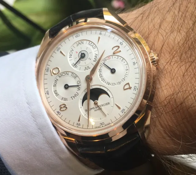 Baume & Mercier Clifton Ewiger Kalender am Handgelenk Baume & Mercier Clifton Ewiger Kalender am Handgelenk