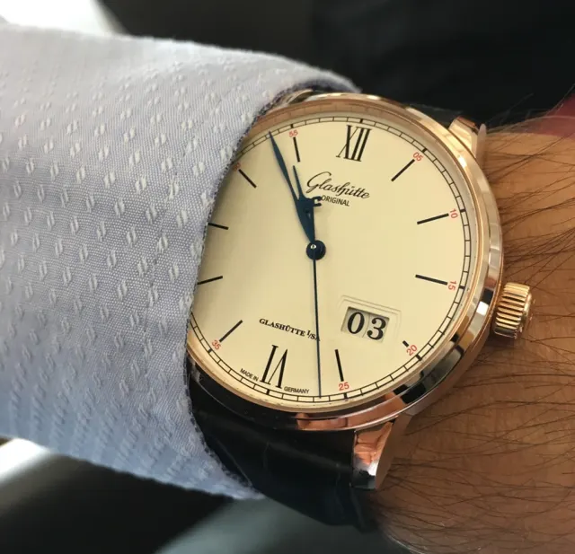 Am Handgelenk: Glashütte Original Senator Excellence Panoramadatum in Rotgold