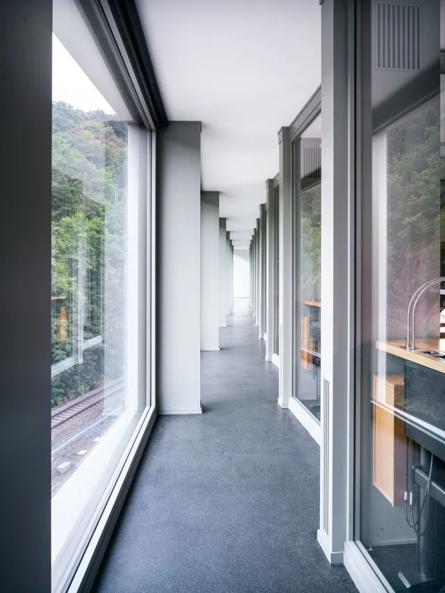 Große Fenster sorgen im neuen Gebäude für viel Licht in den Arbeitsräumen.