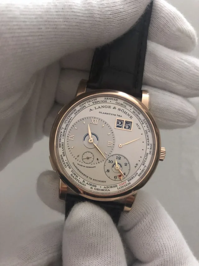 Live-Bild der A. Lange & Söhne Lange 1 Zeitzone mit dem neuen Manufakturkaliber Live-Bild der A. Lange & Söhne Lange 1 Zeitzone mit dem neuen Manufakturkaliber