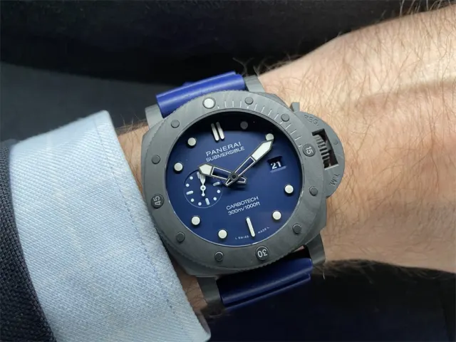Livebild: So sieht die Panerai: Submersible Quaranta Quattro Carbotech Blu Abisso am Handgelenk aus