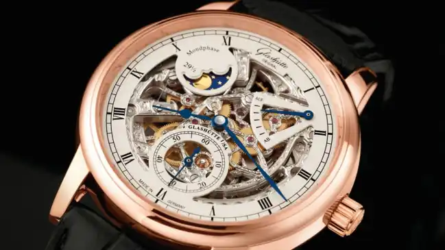 Fast durchsichtig: die Senator Mondphase Skelettierte Edition von Glashütte Original