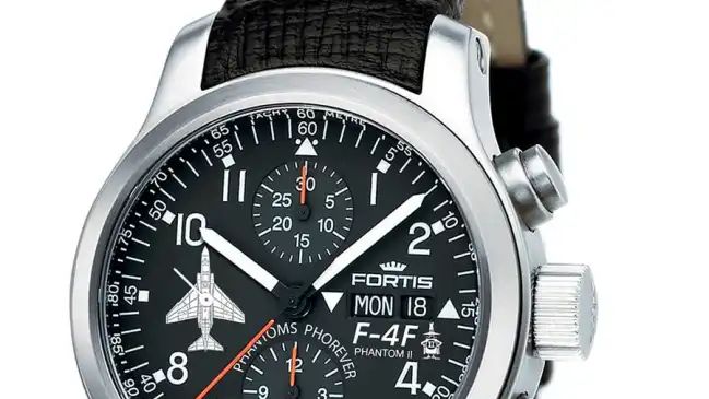 Klar zu sehen trotz des recht dicht bedruckten Zifferblattes sind die roten Chronographenzeiger.