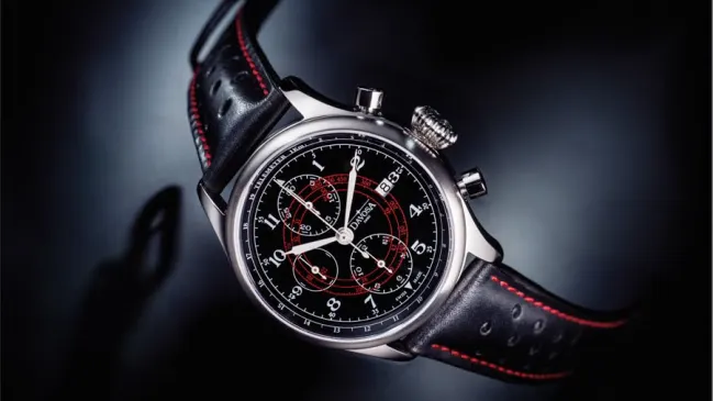 In Schwarz und in Weiß ist der Vintage-Chronograph von Davosa erhältlich.