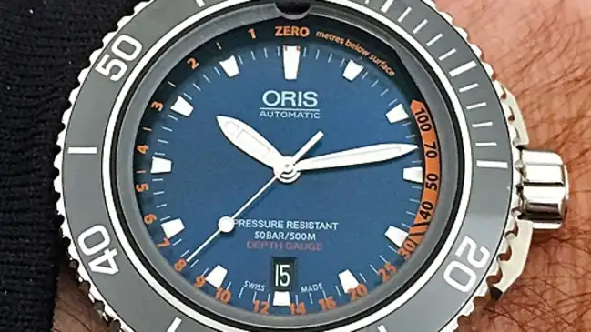 Wristshot der Oris Aquis Depth Gauge Edition Chronos