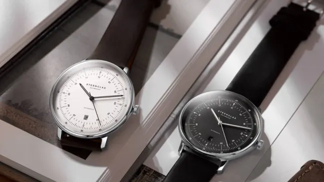 Sternglas: Hamburg Automatik mit weißem und schwarzem Zifferblatt