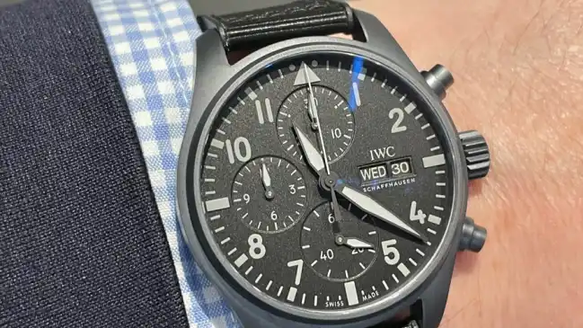 So sieht der IWC Pilot’s Watch Chronograph 41 Top Gun Ceratanium am Handgelenk aus