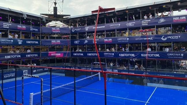 Padel Tennis Rotterdam bei Nacht