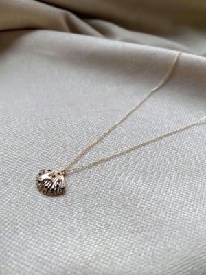 Złoty naszyjnik 585 MUSZELKA Z ONYKSAMI - miniatura 1