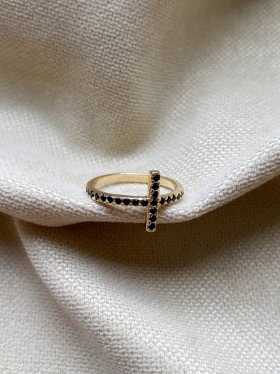 Złoty pierścionek 585 KRZYŻ CZARNE CYRKONIE