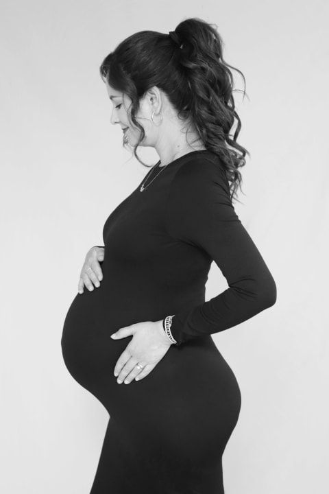 Mariana embarazo blanco y negro