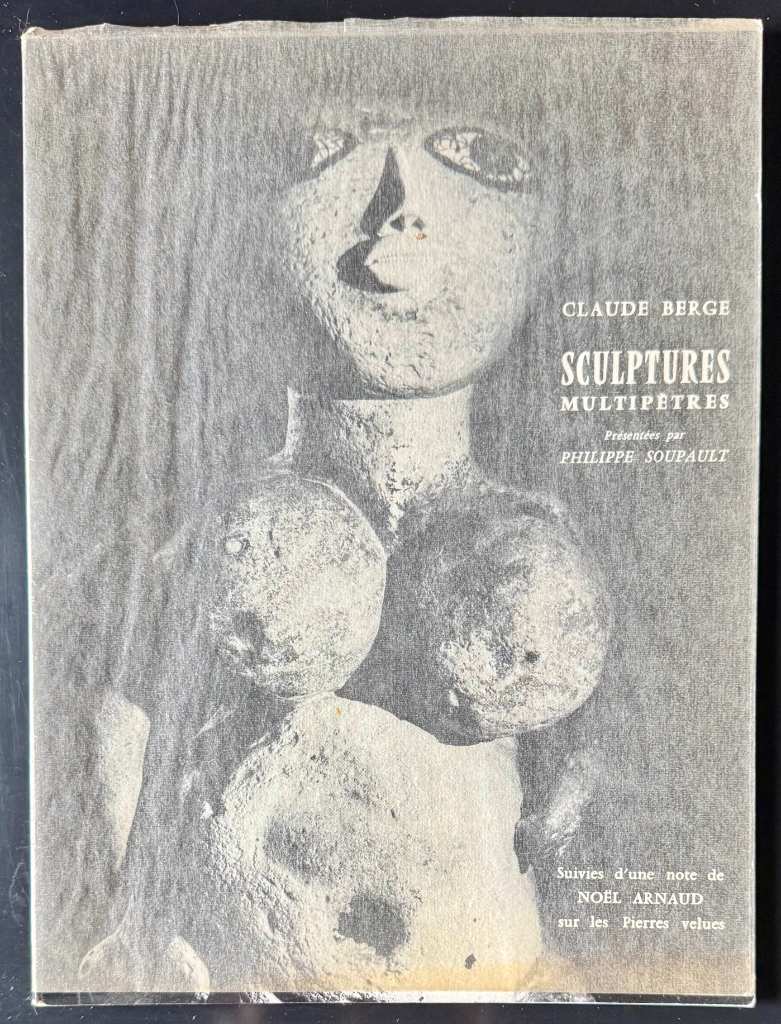 Cover of Claude Berge Sculptures Multipètres 1962 showing black and white photograph of stone assemblage sculpture