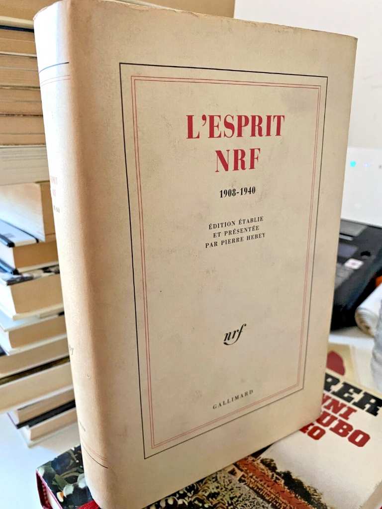 Cream-coloured paperback cover of L'Esprit NRF 1908-1940 from Gallimard's Blanche collection showing characteristic French mo