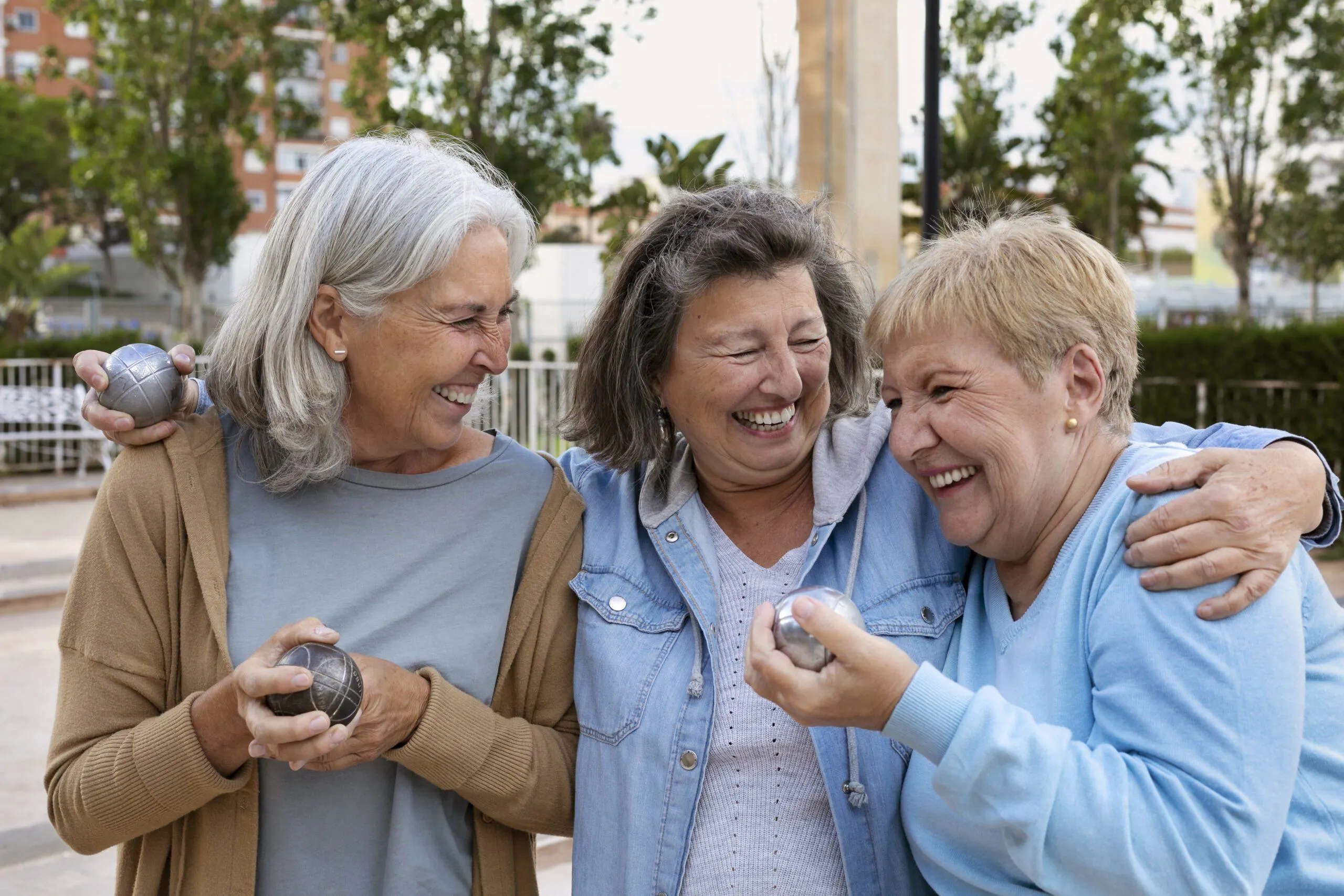 Pareja mayor sonriente calculando su renta vitalicia