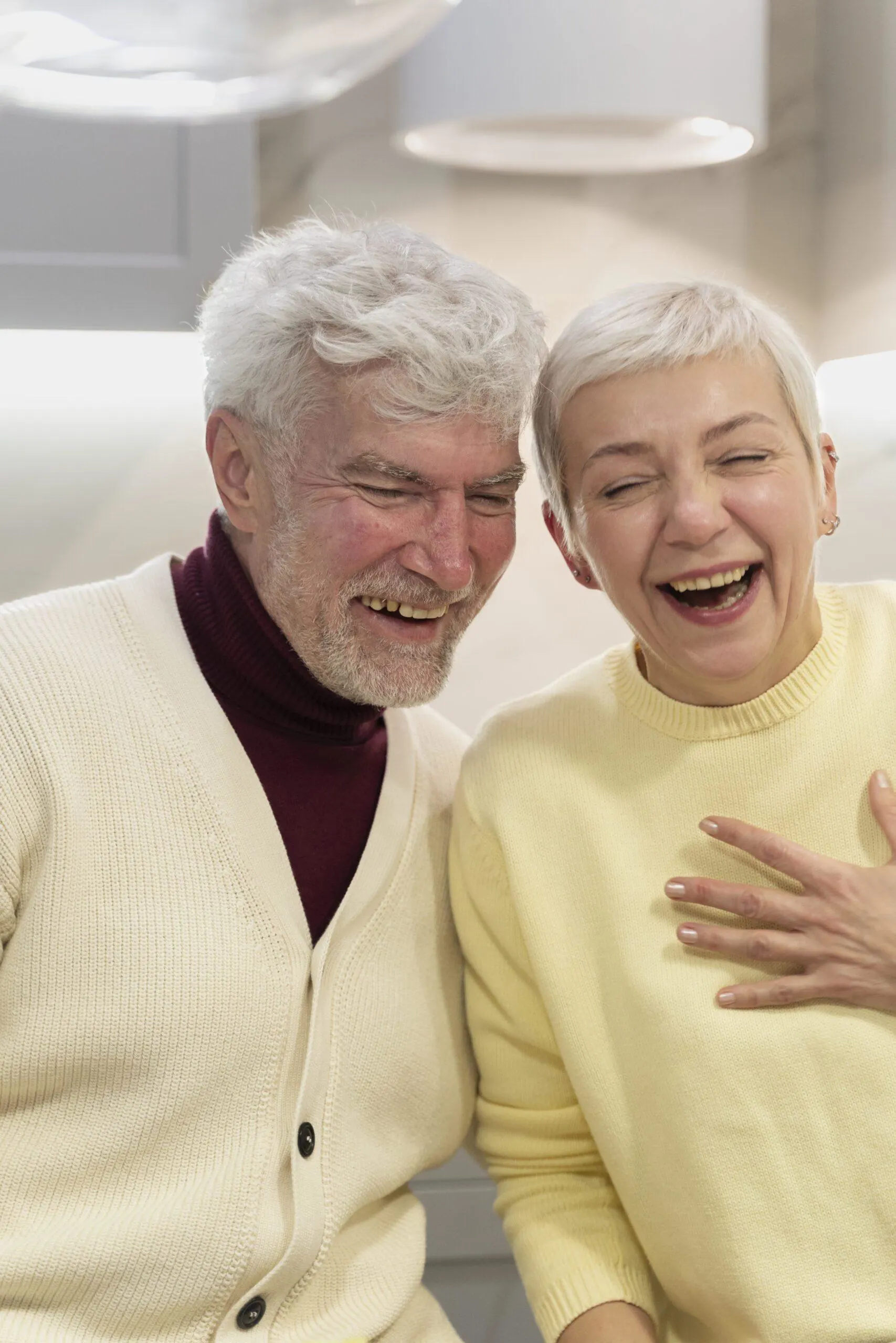 Pareja mayor sonriente calculando su renta vitalicia