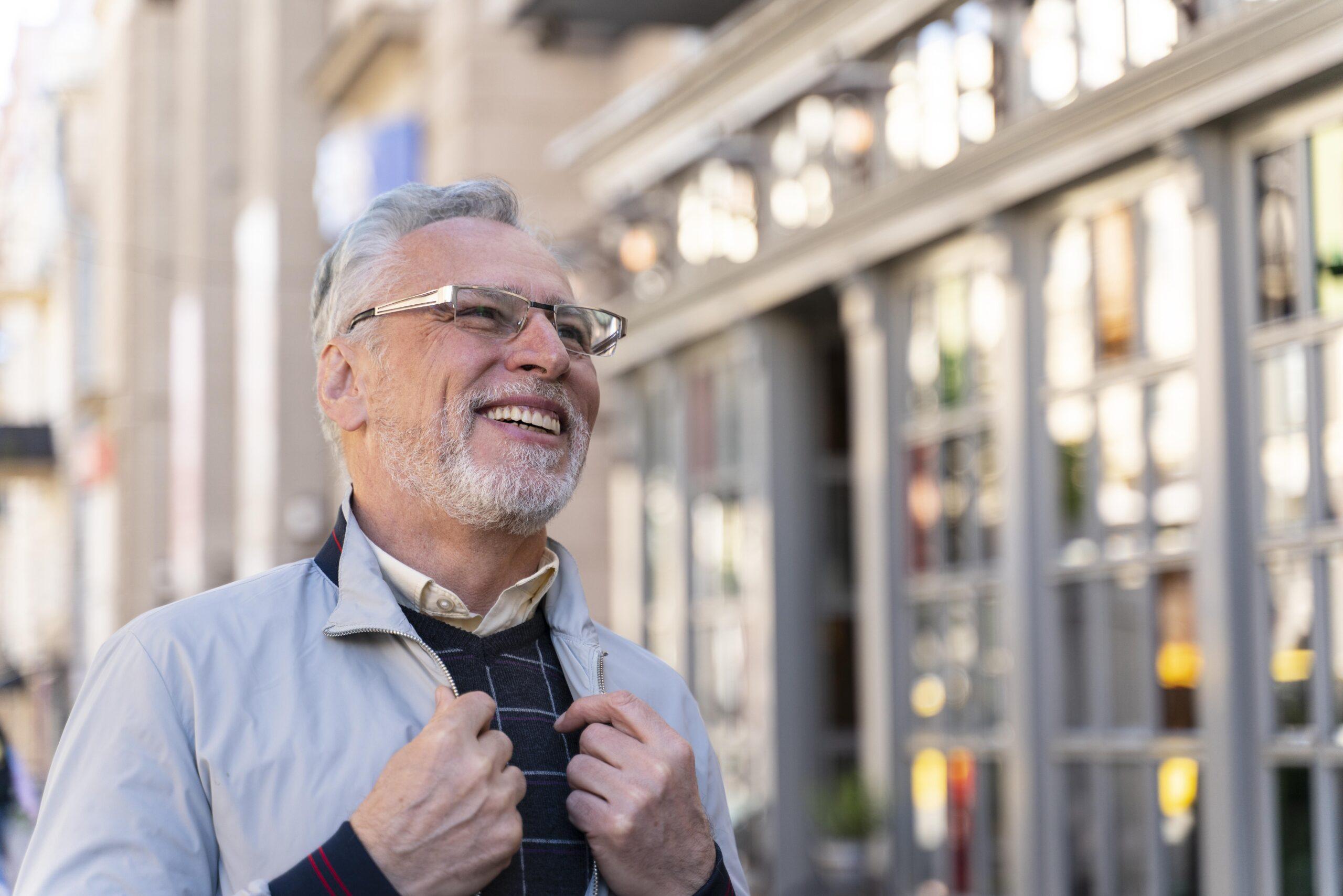 Hombre mayor sonriendo al aire libre