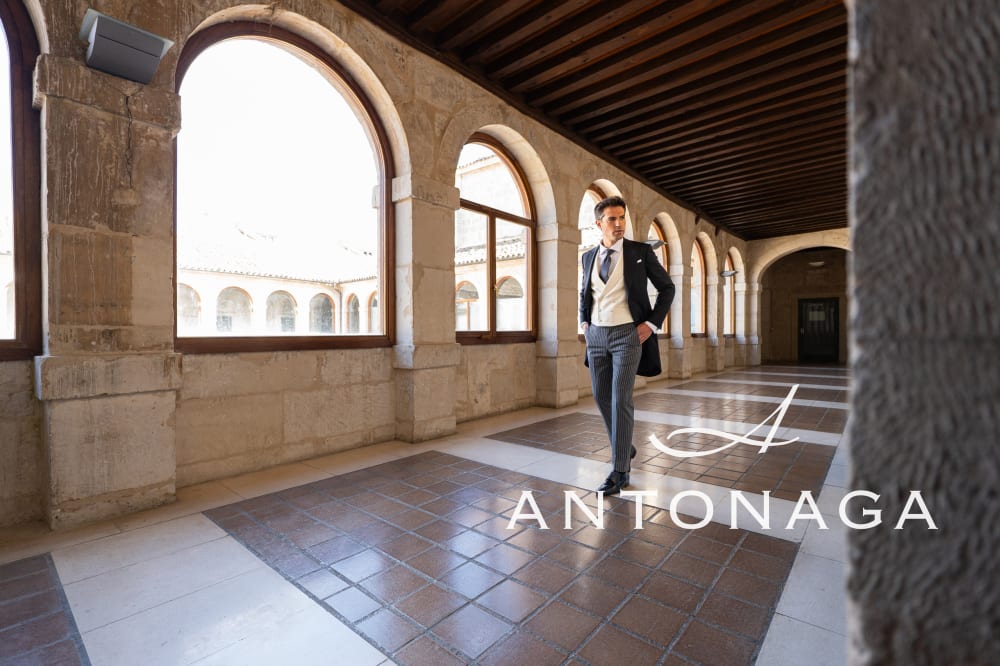 Traje HELIOS negro con negro con solapa de pico — Antonaga PRESTIGIO — vista frontal