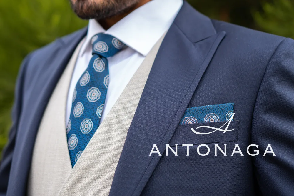 Traje CLUNIA azul marino con azul marino con solapa de pico — Antonaga ELEGANCIA — detalle