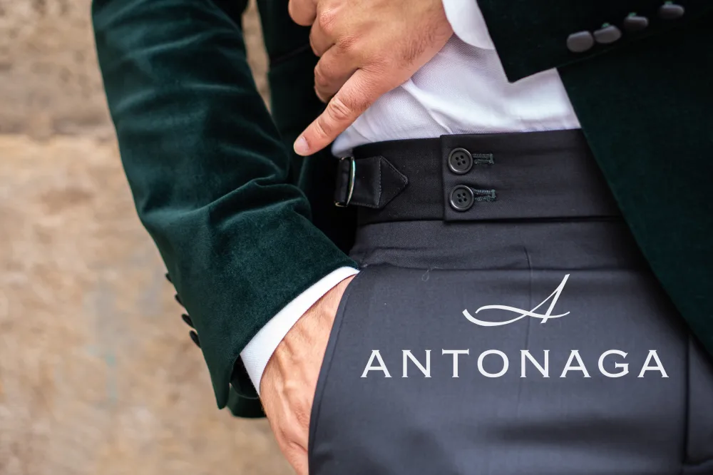 Traje ZURRIOLA_SC verde oscuro con verde oscuro con solapa de pico — Antonaga ELEGANCIA — detalle