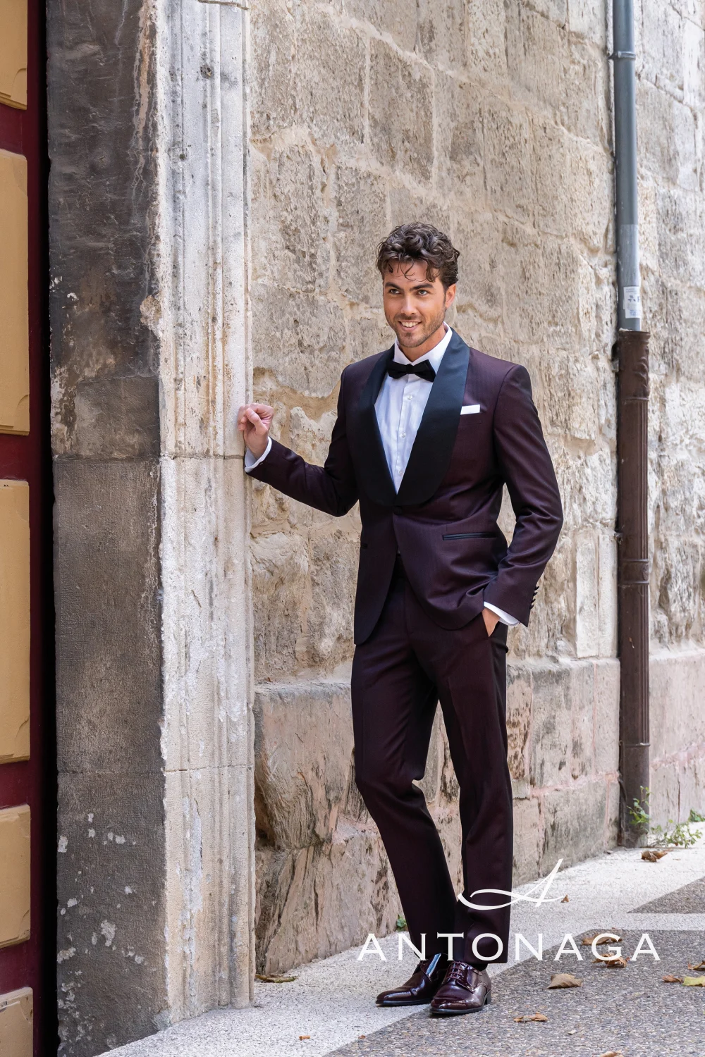 Traje DUCAL burdeos con burdeos con solapa de pico — Antonaga PRESTIGIO — vista lateral