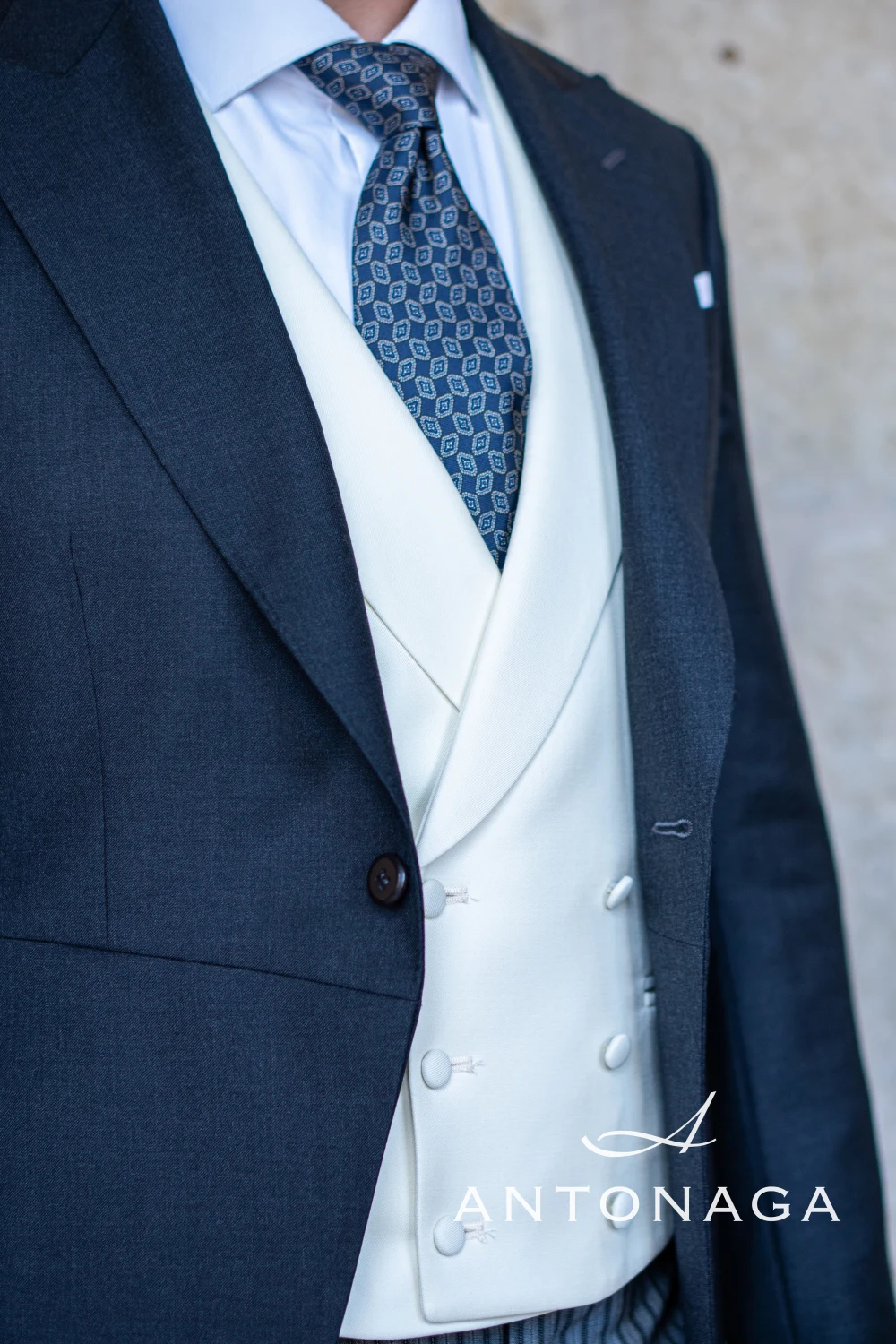 Traje HELIOS negro con negro con solapa de pico — Antonaga PRESTIGIO — detalle