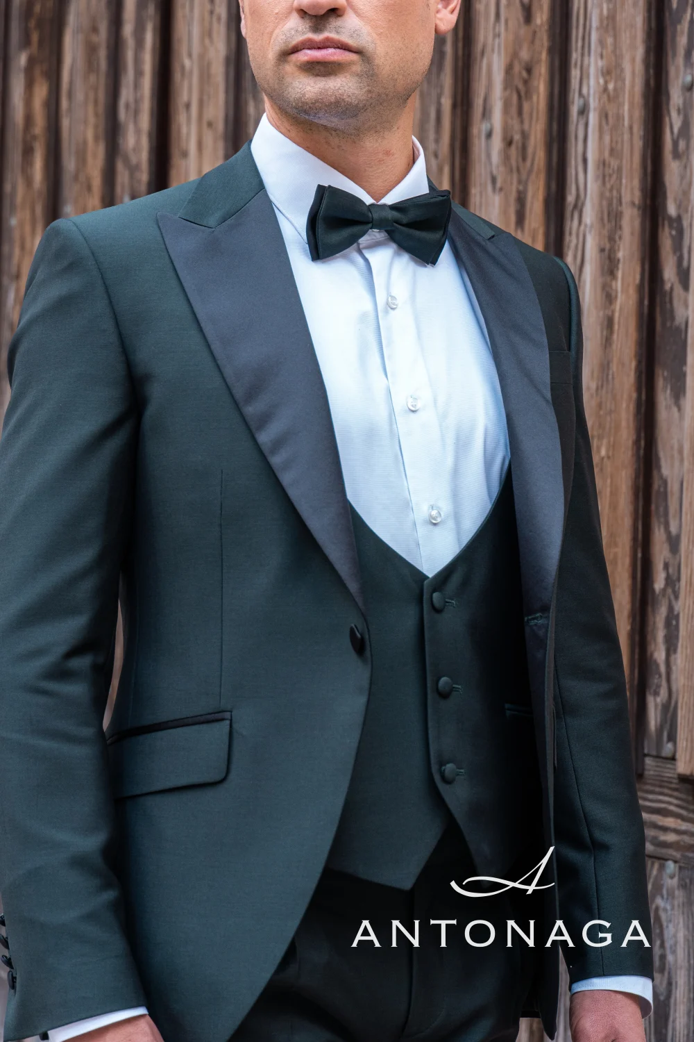 Traje ZURRIOLA_SC negro con negro con solapa de pico — Antonaga PRESTIGIO — vista lateral