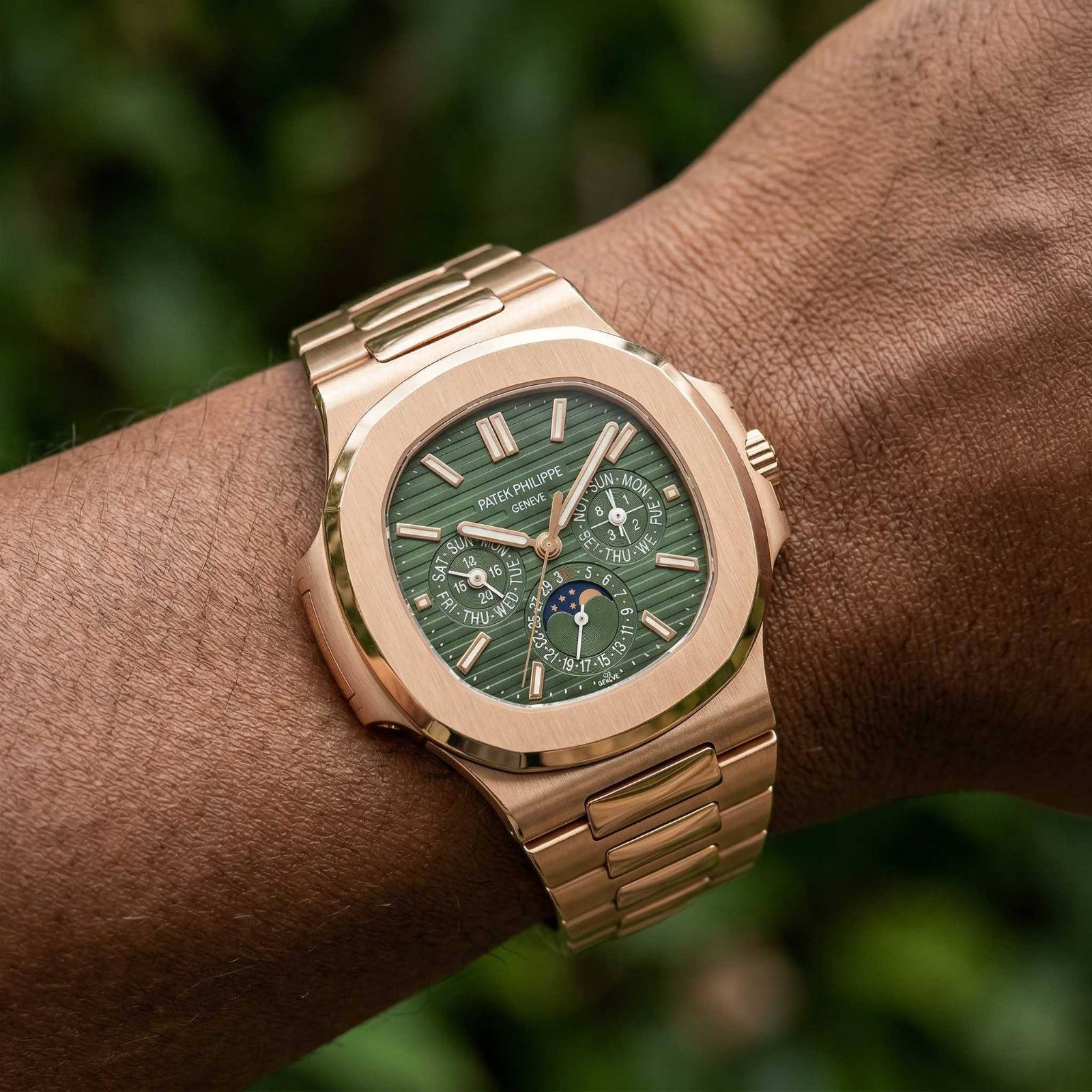 Patek Philippe Geneve Nautilus view 2
