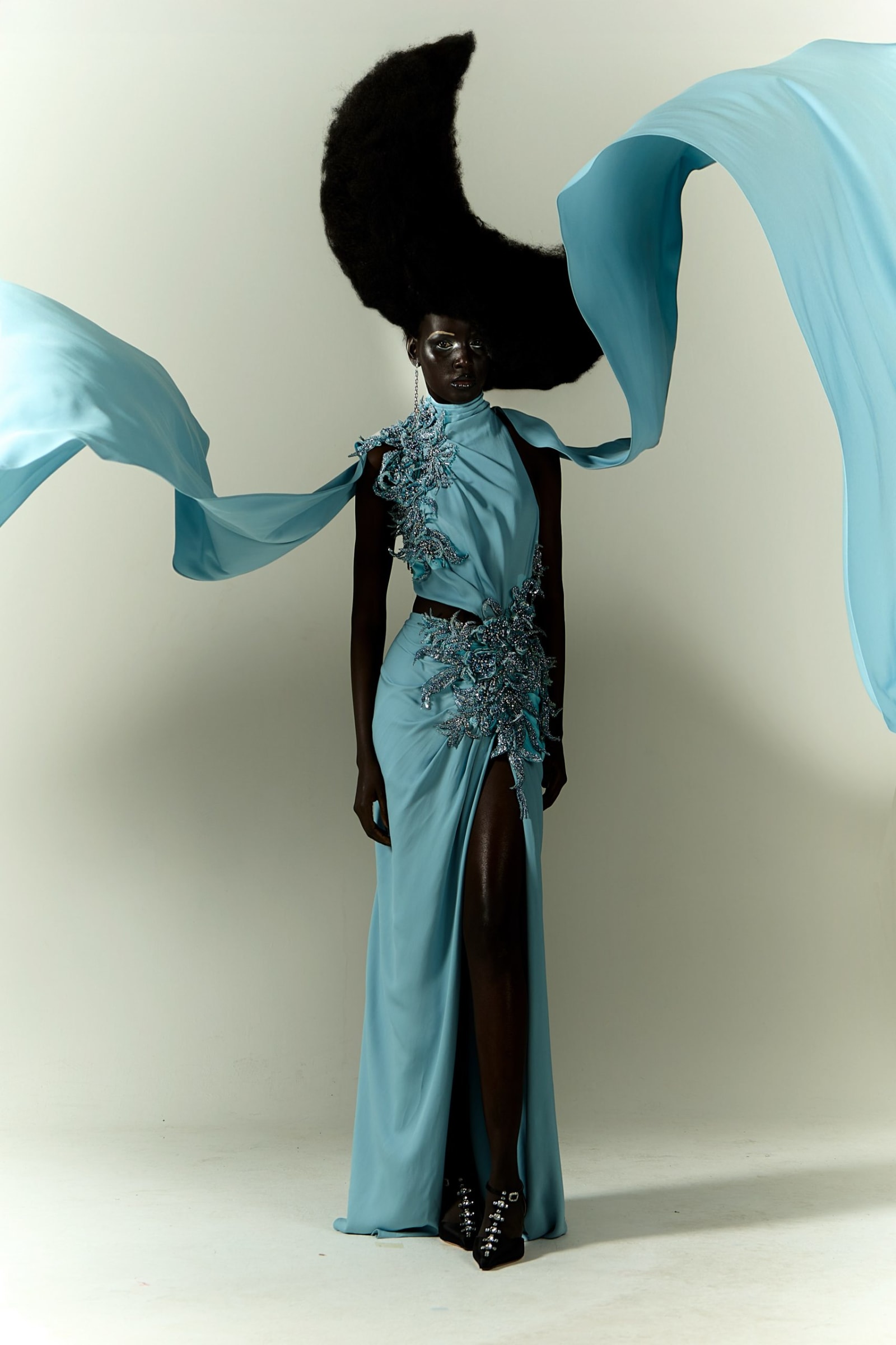 Dress by ZUHAIR MURAD, shoes by ROGER VIVIER, jewelry by MOUNSER