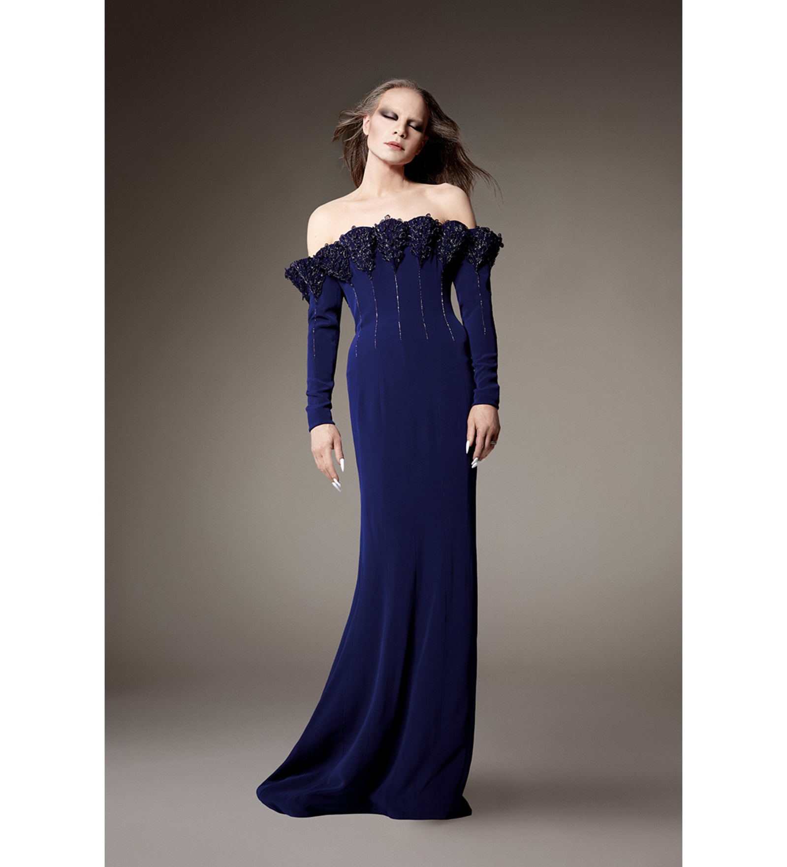 Look 24, Jordan Roth. Royal blue sheath in crêpe, corolla neckline
embroidered with iridescent rocaille petals.