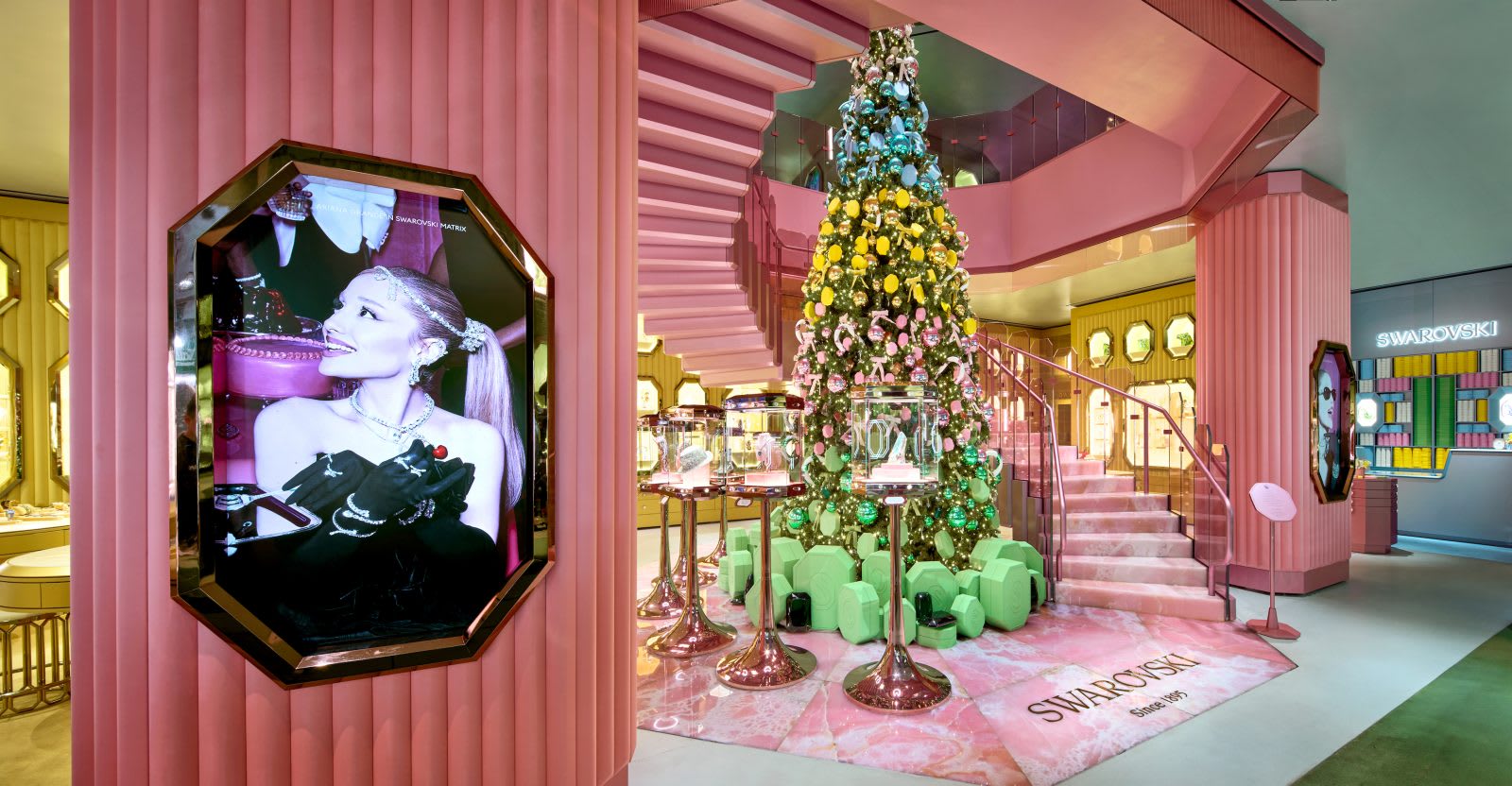 241102-swarovski-tree-comp-02-1600x832-1742417978836-vgehvv3hok9