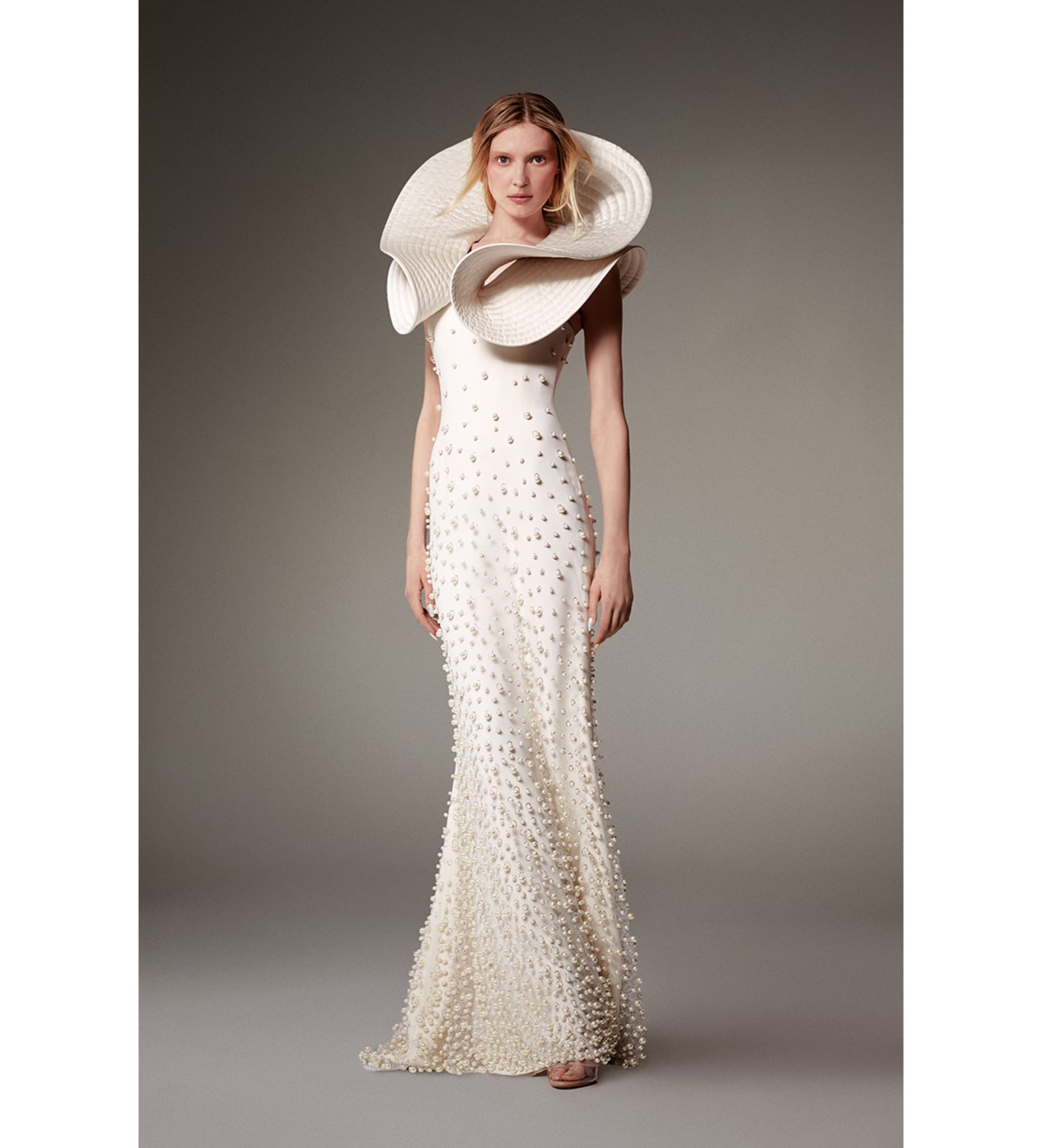 Look 5, Olga Sherer. Long sheath dress, crafted from natural silk-colored crepe and veiled with pearlescent beaded tulle, featuring a matching quilted satin "volutes" collar.