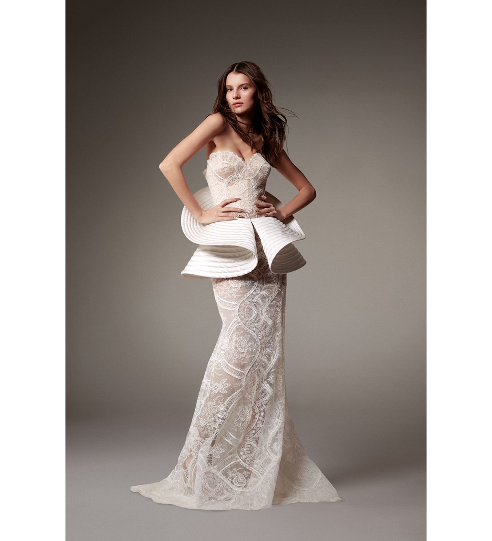 Look 6, Paula Engbert. Long sheath dress in white Lyon lace with cordonnet outline embroidery, featuring a quilted satin volutes belt in natural silk color.