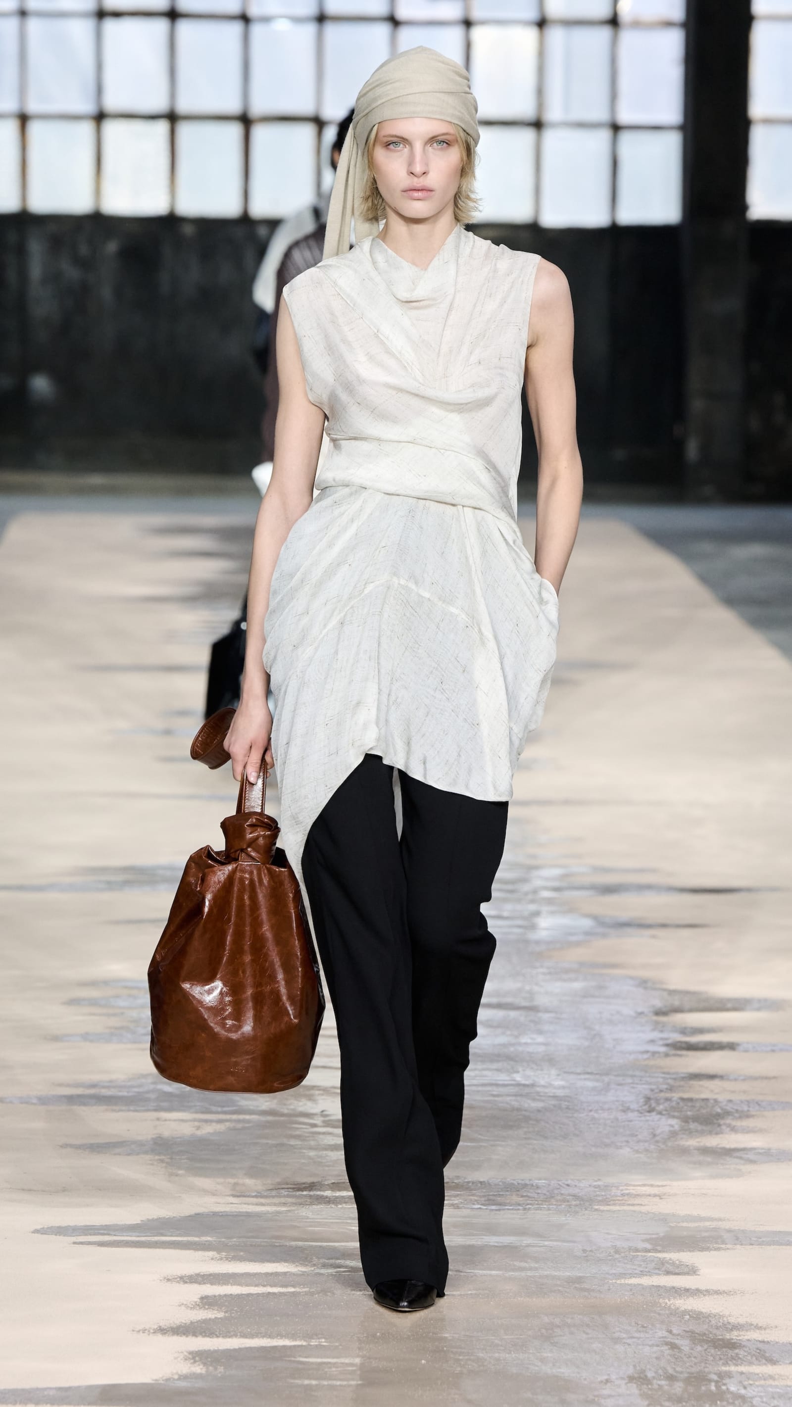 BOSS_Spring_Summer_26_Fashion_Show_RUNWAY_018_9x16__original-1759193895664