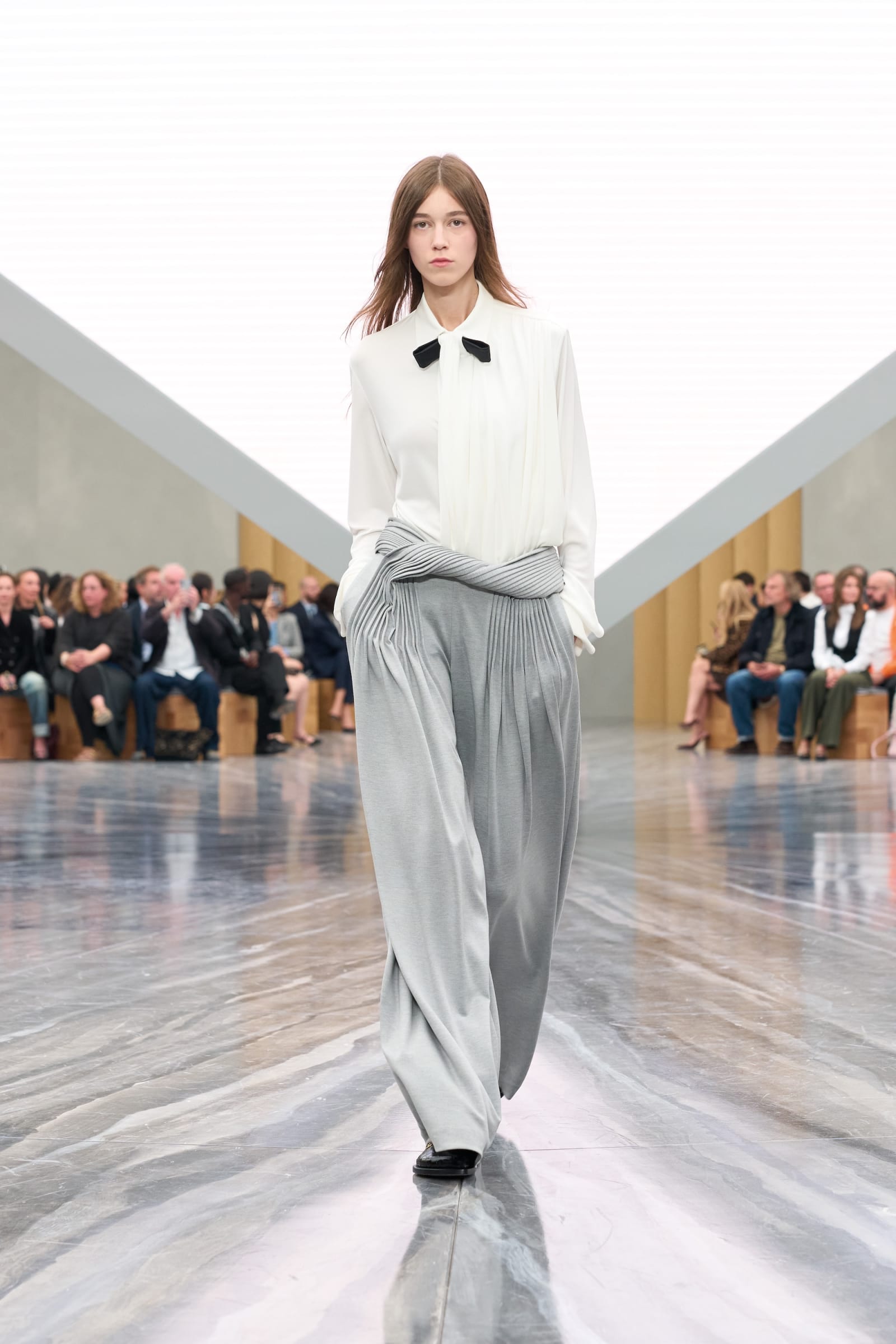 DIOR_W_RTW_SS26_LOOK_17-1760122859911