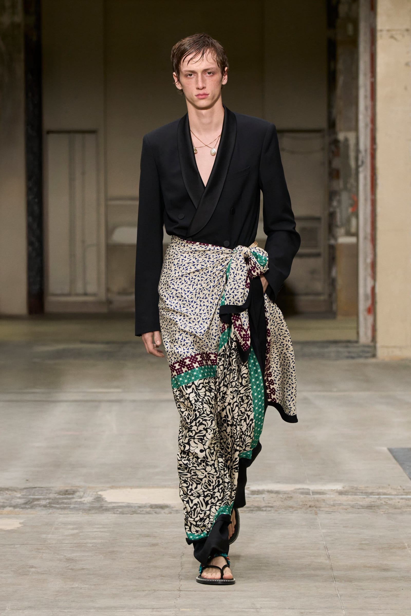 DRIES_VAN_NOTEN_SS25_2732x4098_LOOKS_50_80e58169-373e-439f-8950-ea499810bc62-1751254438948