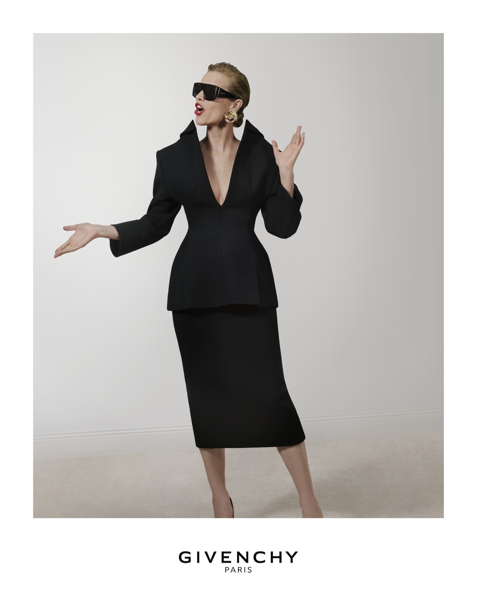 GIVENCHY_FW25_WOMEN_CAMPAIGN_DIGITAL_4x5_03-1756225416758