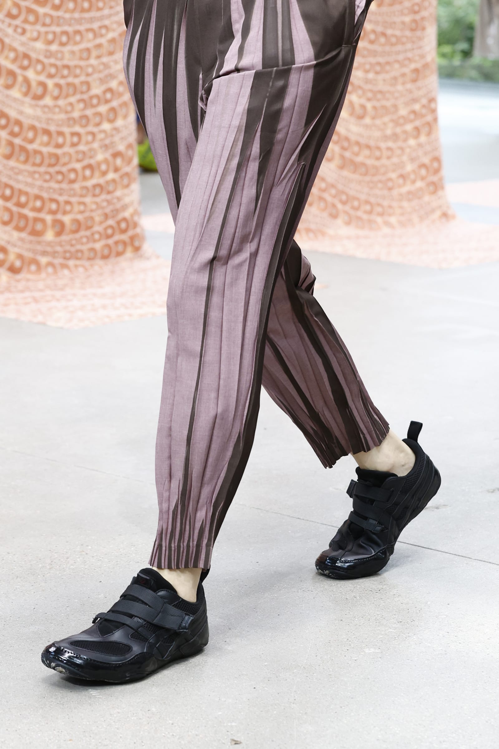 ISSEY-MIYAKE-FOOT_BLACK_2-1751156429746