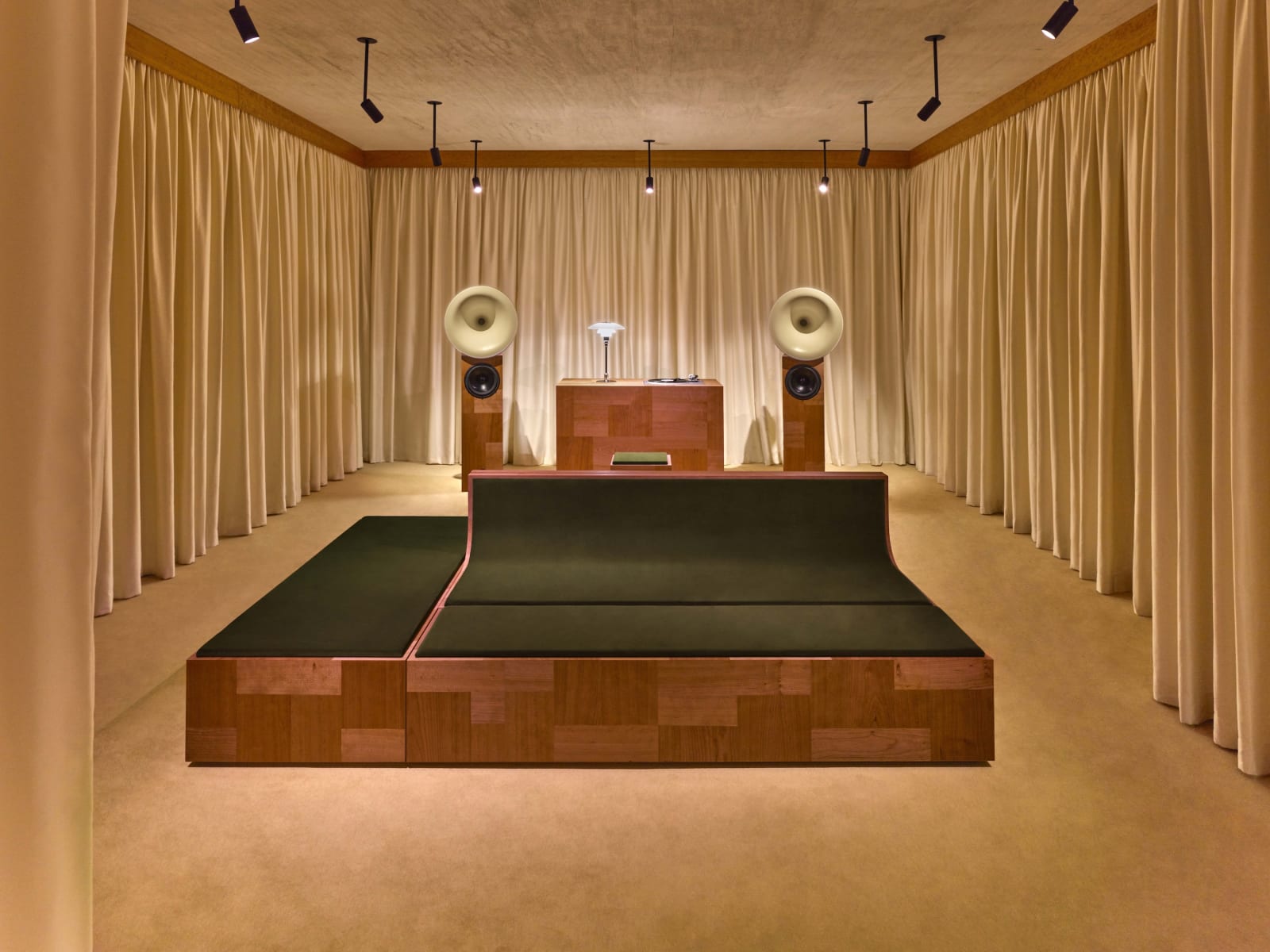 L-Atelier-Sonore-Valentino-Boutique-Madison-AvenueNY(2)-1755015204036