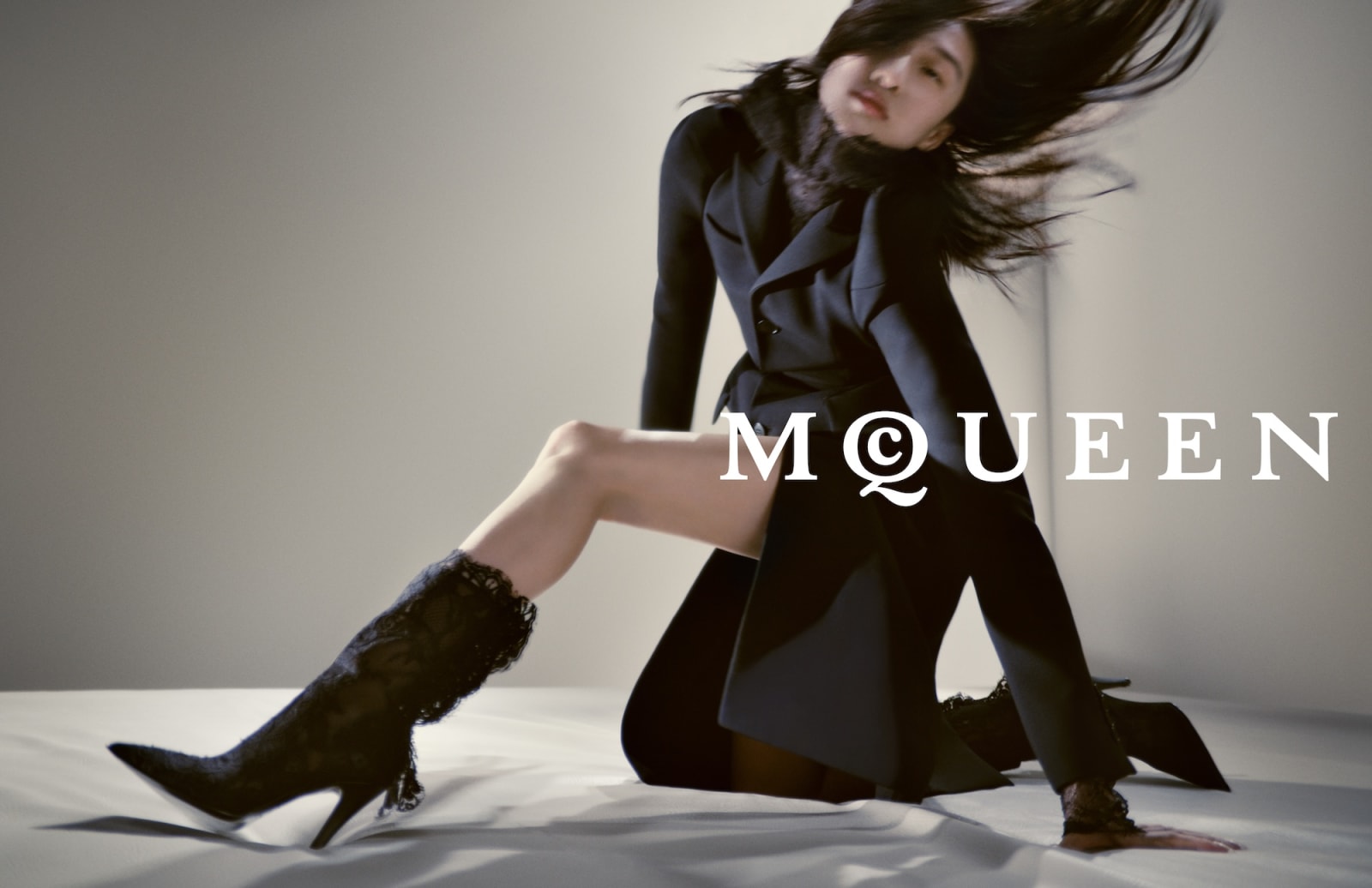 McQueenAutumnWinter2025Campaign005LOGO-1755703418331