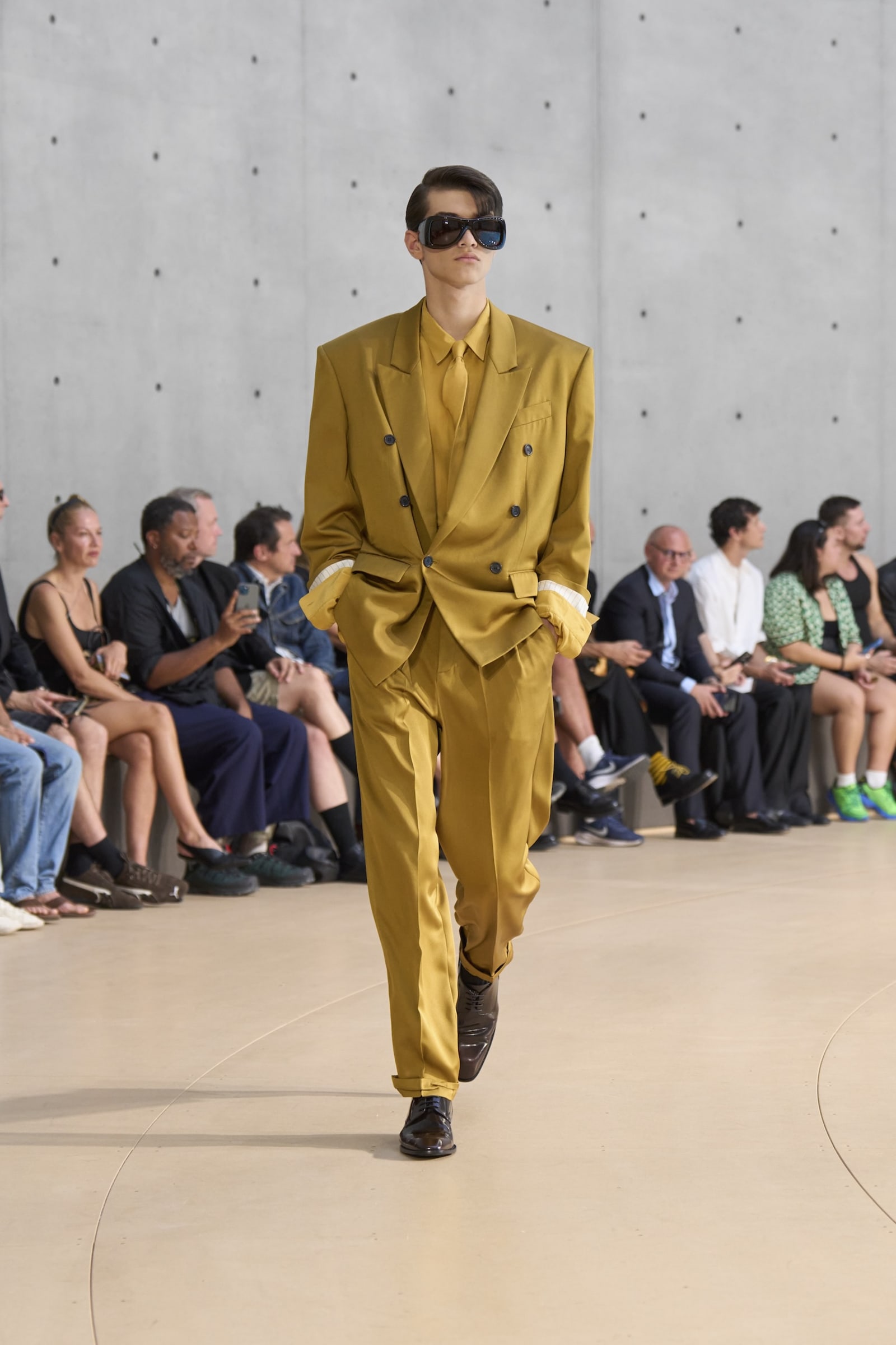 SAINT-LAURENT_FASHION_SHOW_MEN_SUMMER26_RUNWAY_04_HR-1750963529556