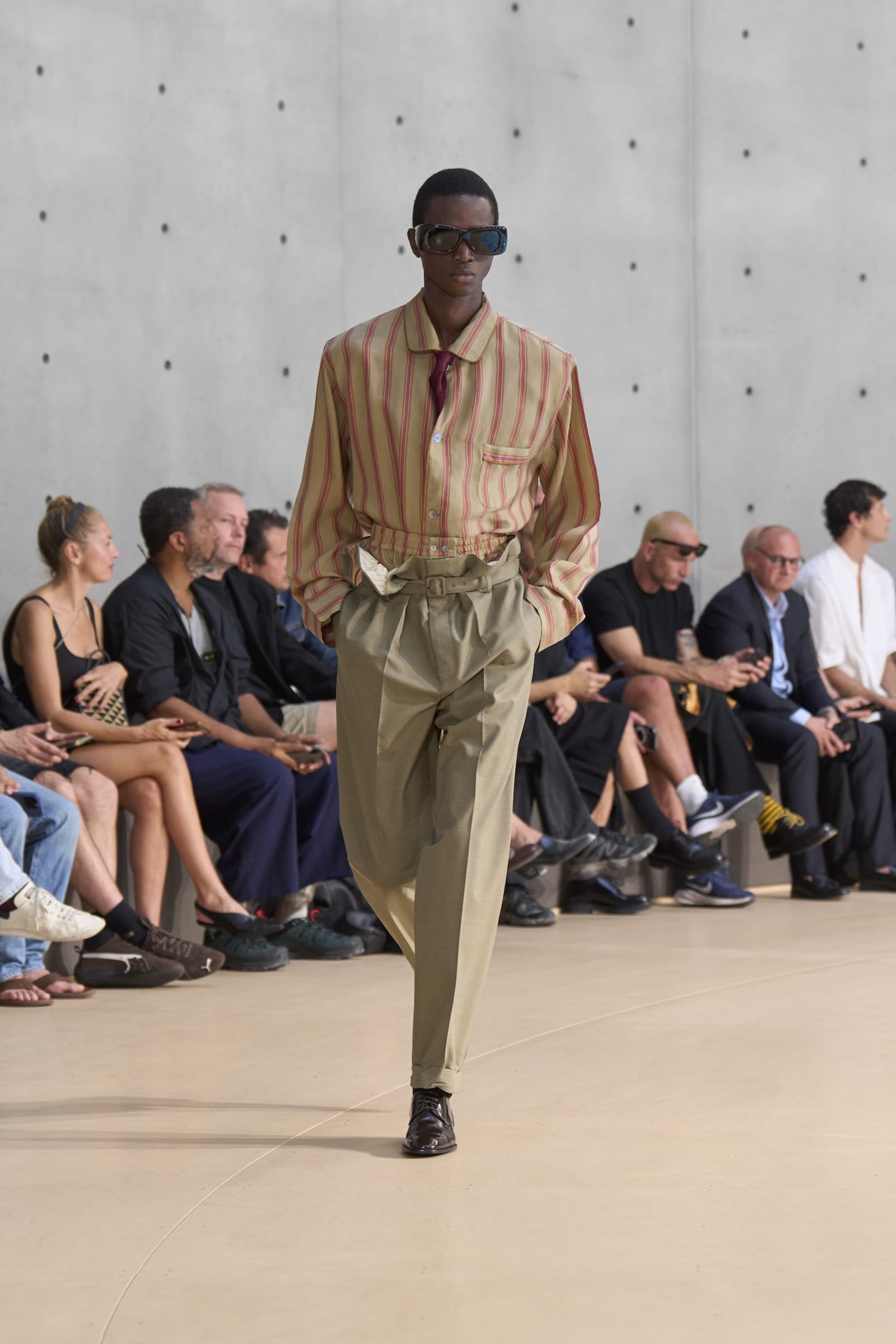 SAINT-LAURENT_FASHION_SHOW_MEN_SUMMER26_RUNWAY_23_HR-1750963532042