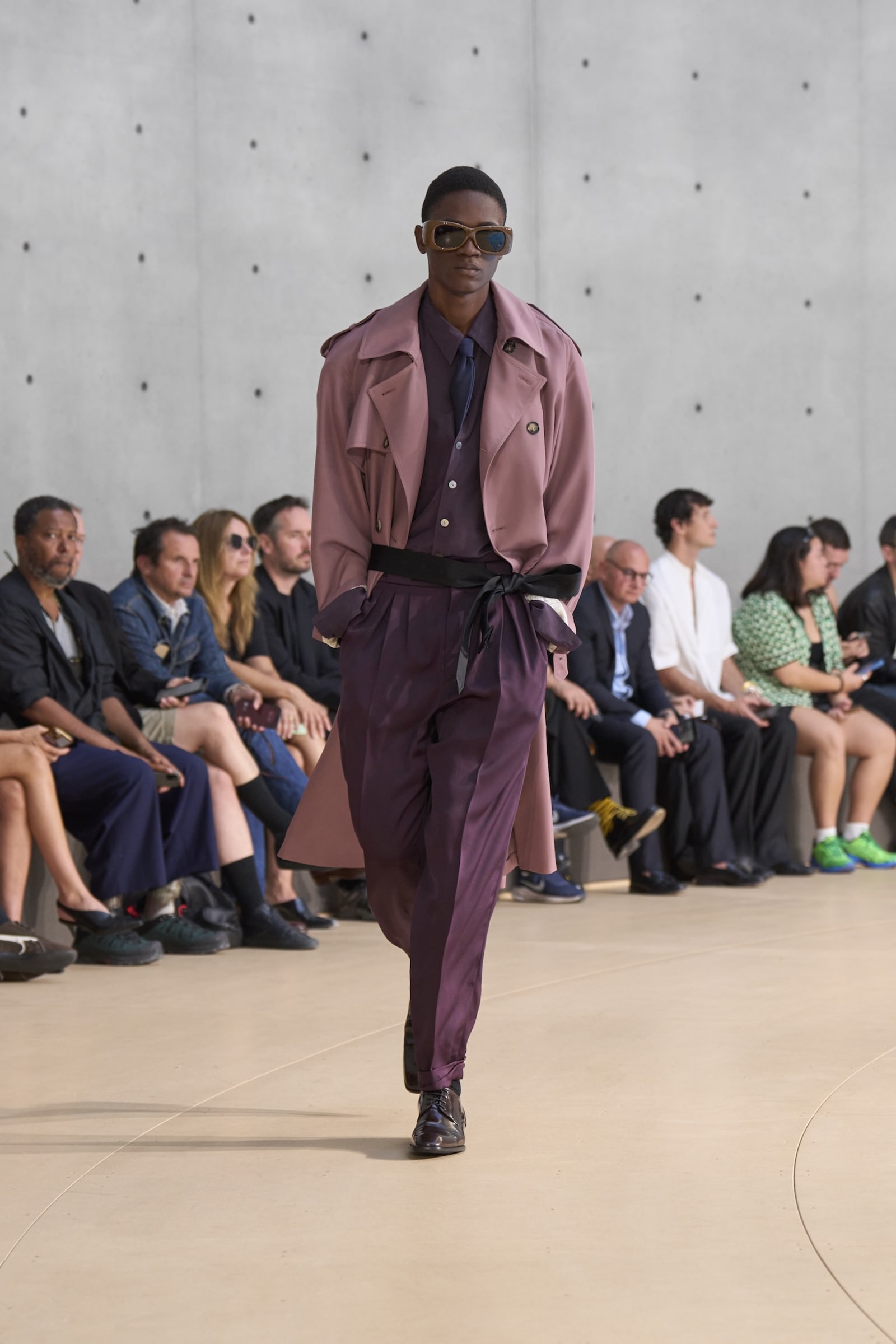 SAINT-LAURENT_FASHION_SHOW_MEN_SUMMER26_RUNWAY_38_HR-1750963535742