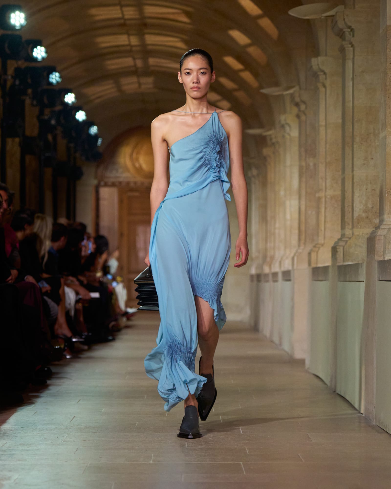 VB_SS26_4x5_RUNWAY_LOOK_09-1761063915772