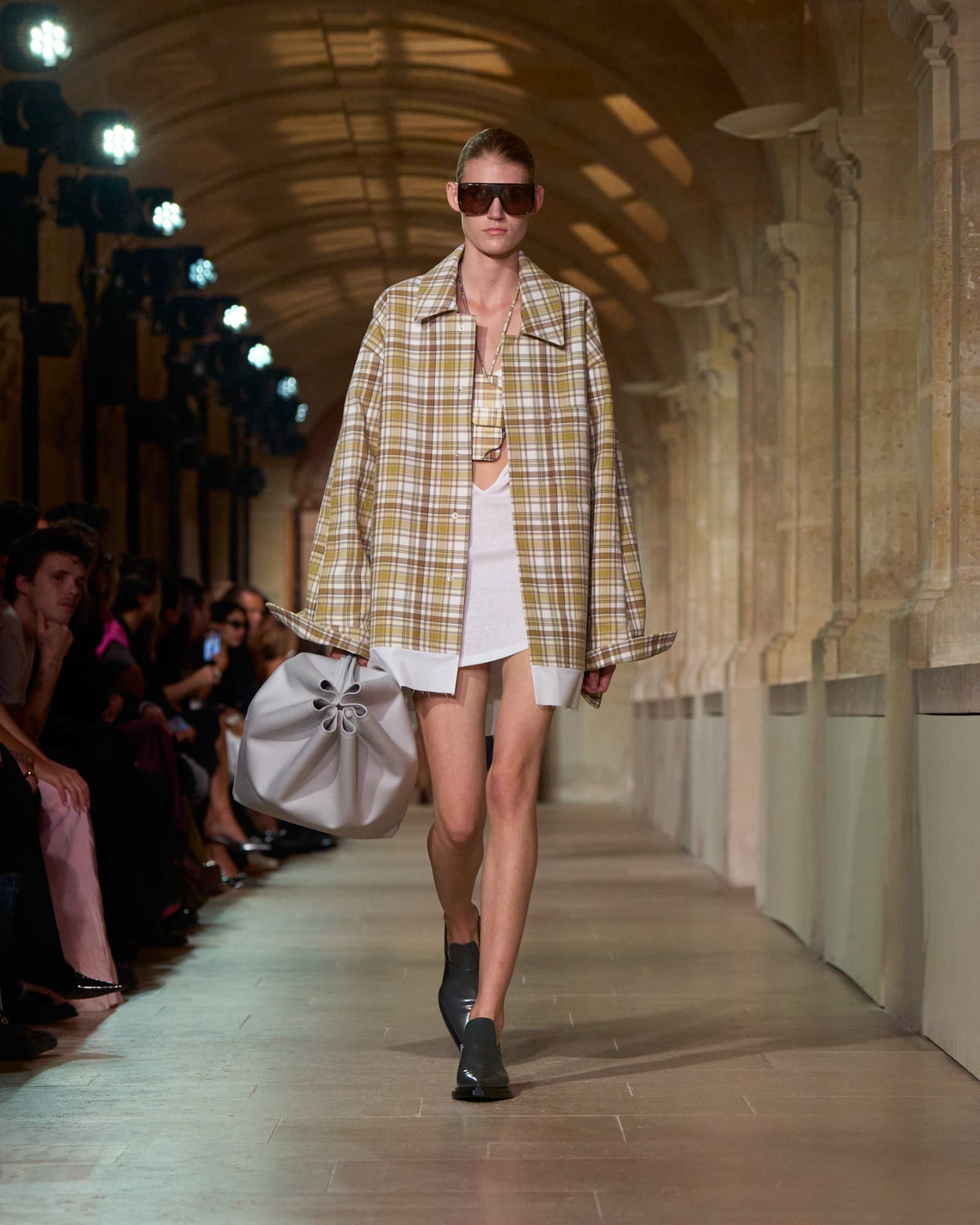 VB_SS26_4x5_RUNWAY_LOOK_17-1761063840150