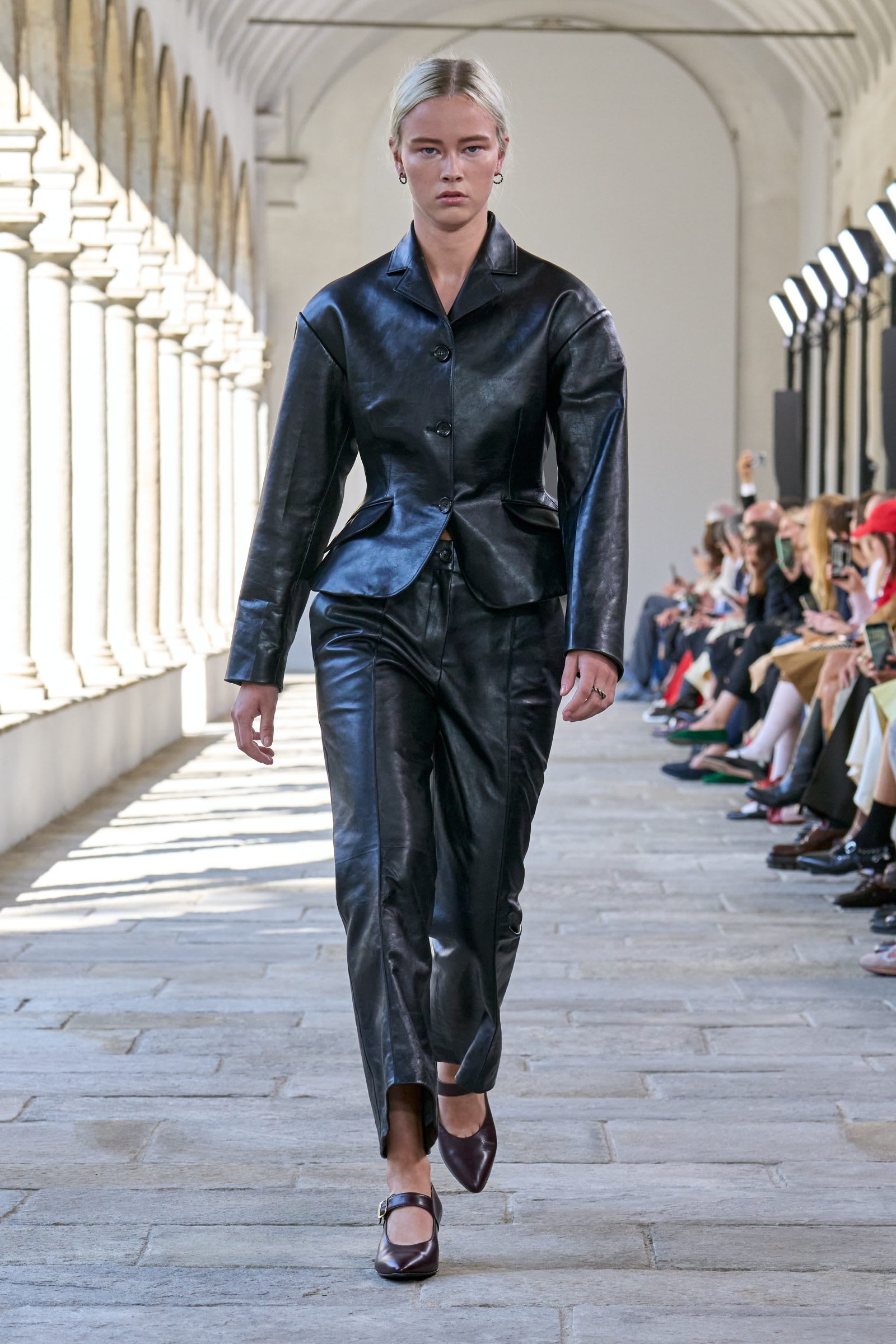 bally-ss25-runway-look-09-1600x2400-1742418631113-7nd1tvg3opq