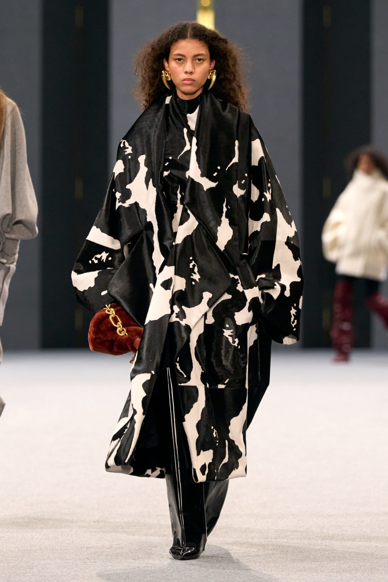 balmain-f25-2x3-look-016-scaled-1742416796306-b7tqp1uimyg