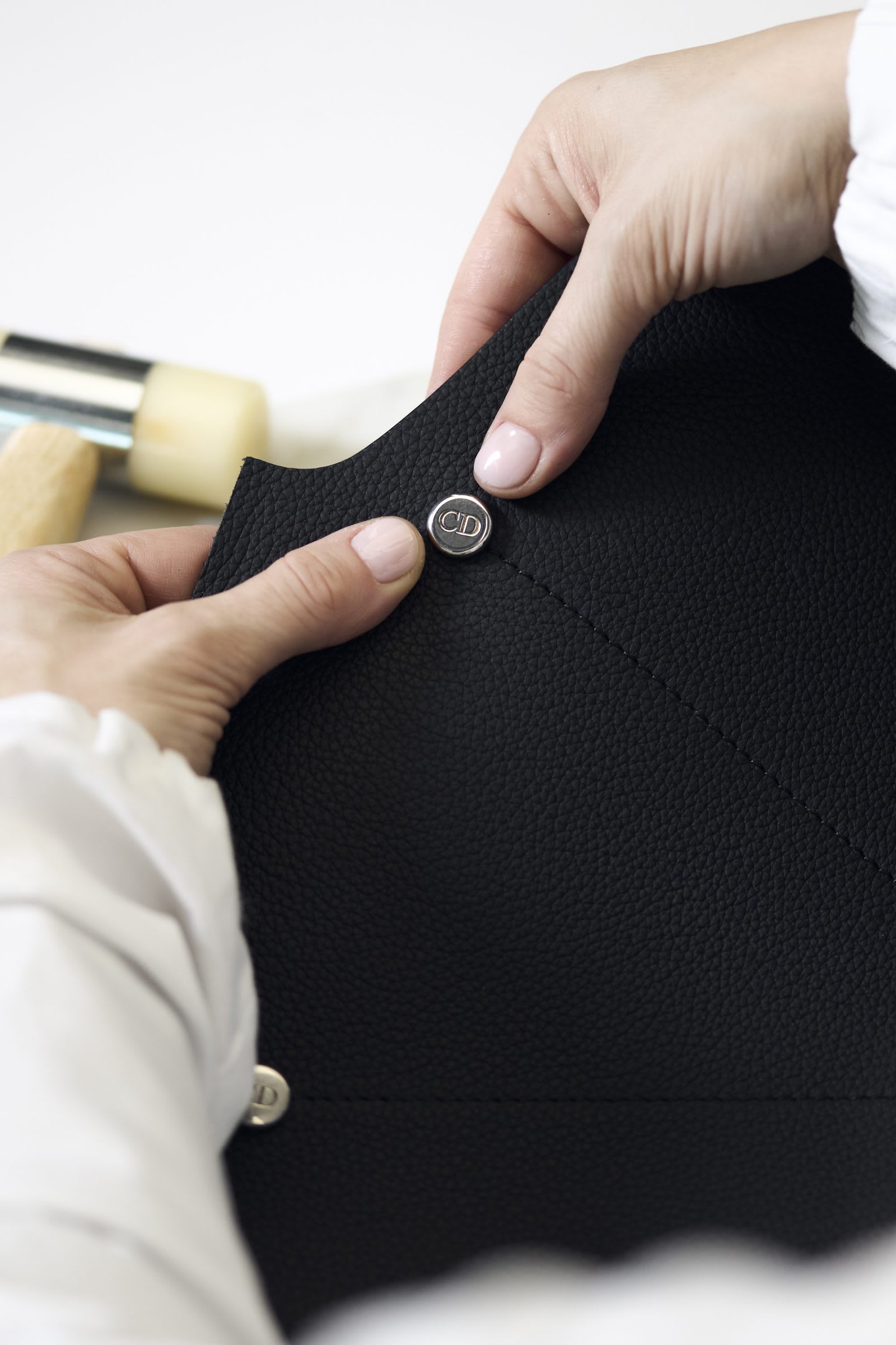 dior-mens-summer-25-visuels-savoir-faire-dior-normandie-by-andrea-cenetiempo-11-1600x2401-1742417018643-fecmqyp2o3i