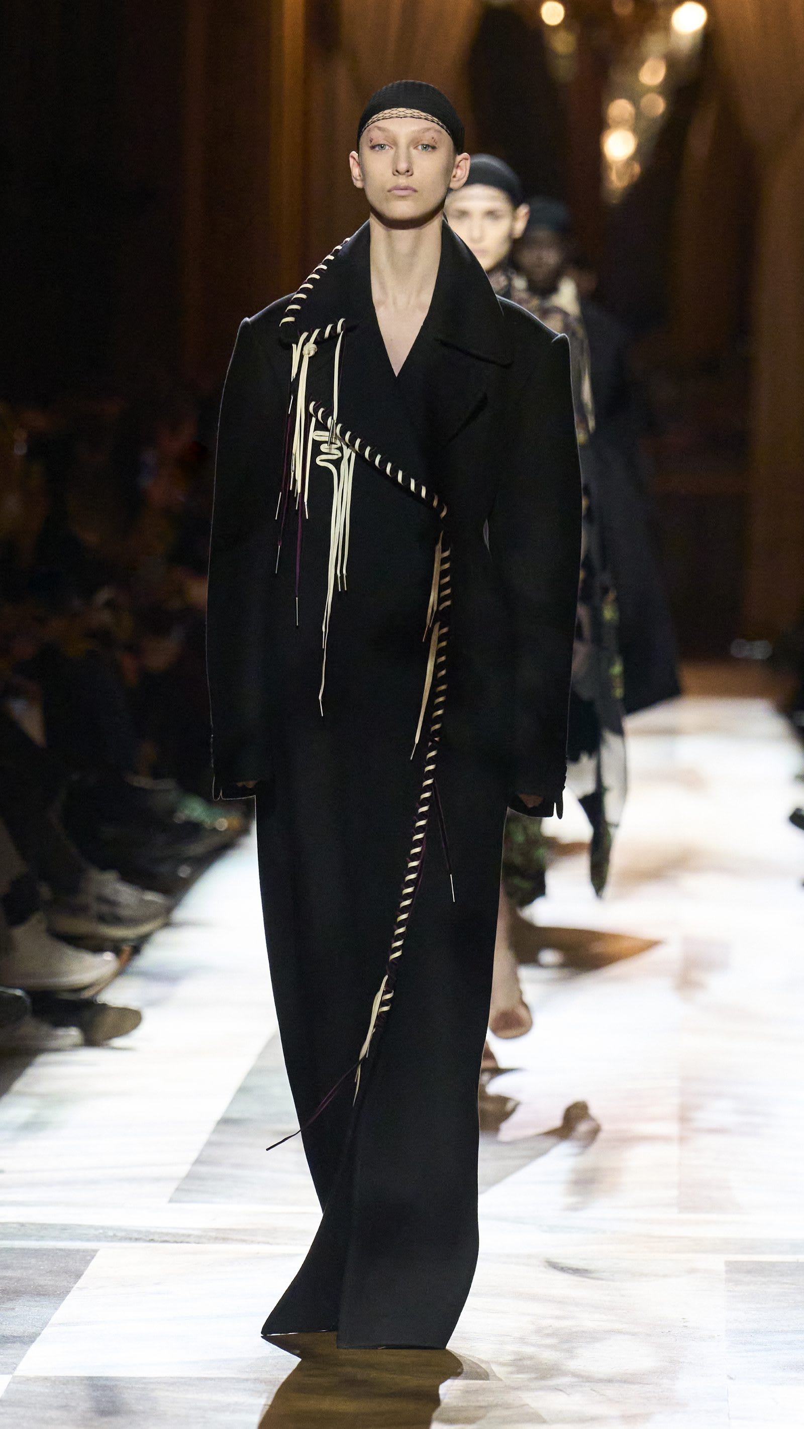 dries-von-noten-fw25-2305x4098-look-01-1600x2845-1742416805187-g7u1tlgo05q