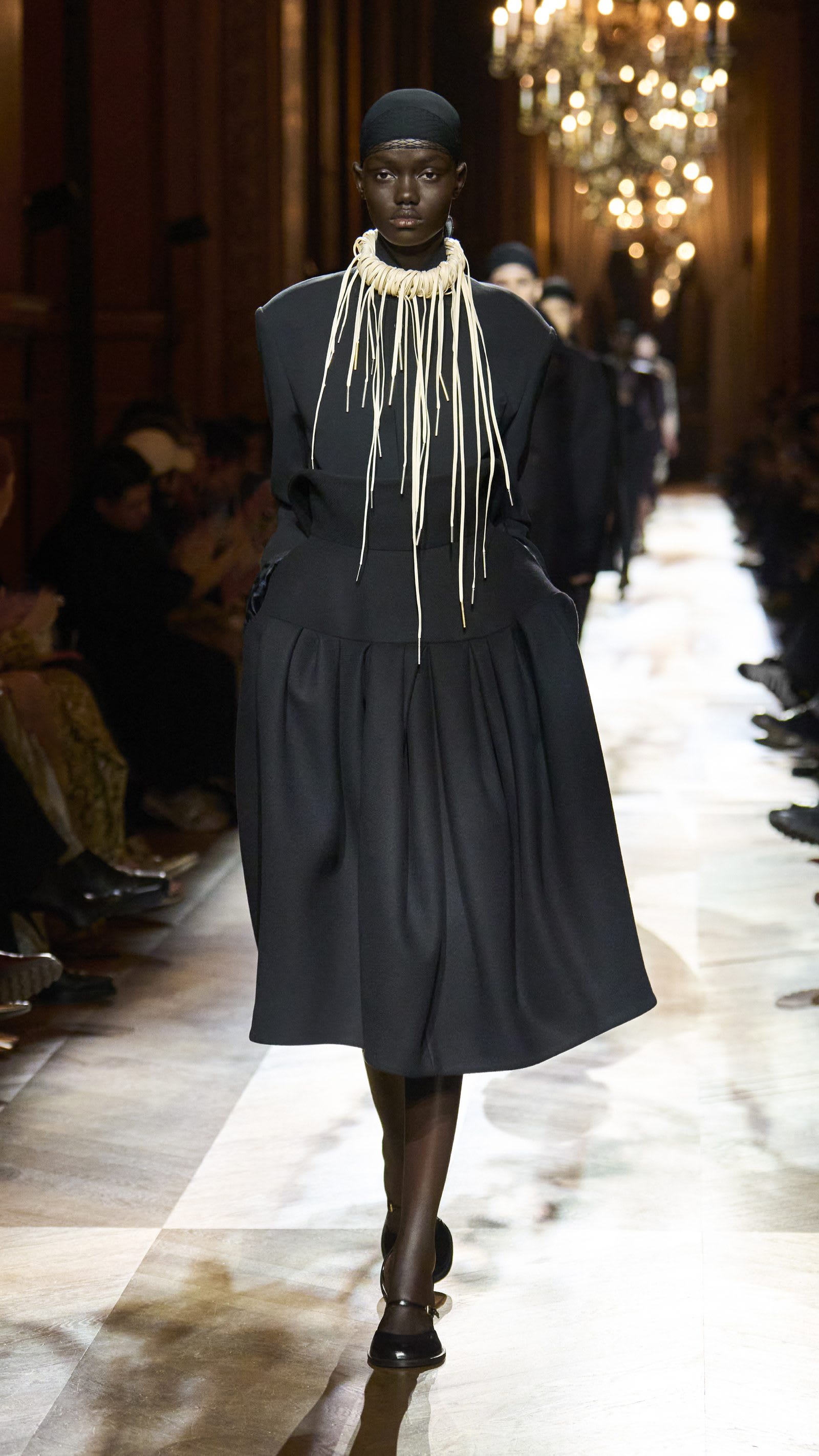 dries-von-noten-fw25-2305x4098-look-03-1600x2845-1742416805466-xcor68y4s2